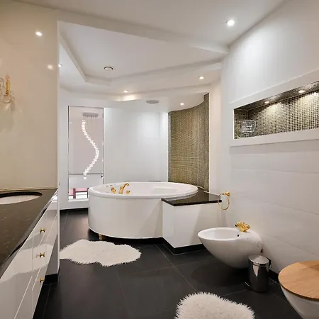 3 Story - 4 Bedroom Penthouse In Old Appartement Riga