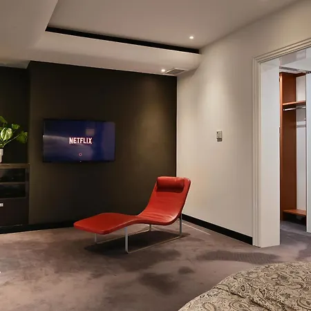 3 Story - 4 Bedroom Penthouse In Old Appartement
