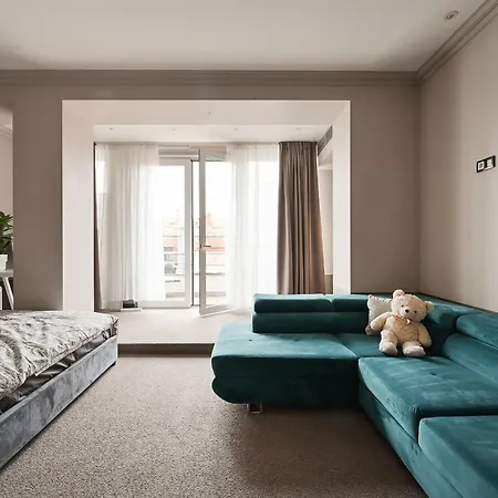 3 Story - 4 Bedroom Penthouse In Old Appartement