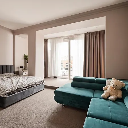 3 Story - 4 Bedroom Penthouse In Old Appartement